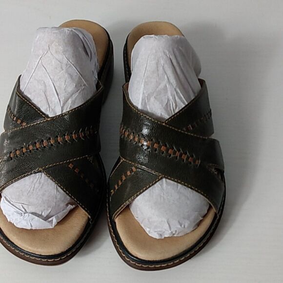 Clarks slides olive‎ green leather upper w/Brown soles - Picture 7 of 11